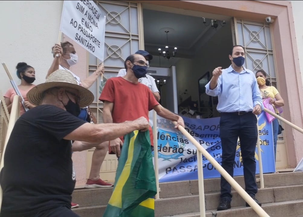 Foto 2 de 4 — Após protesto, vereadores adiam votação de Projeto institui o Passaporte da Vacina em Araraquara